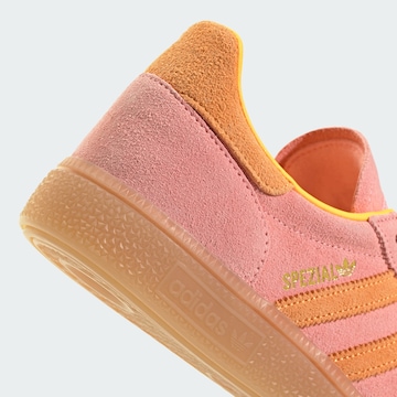 ADIDAS ORIGINALS Низкие кроссовки 'Handball Spezial' в Ярко-розовый