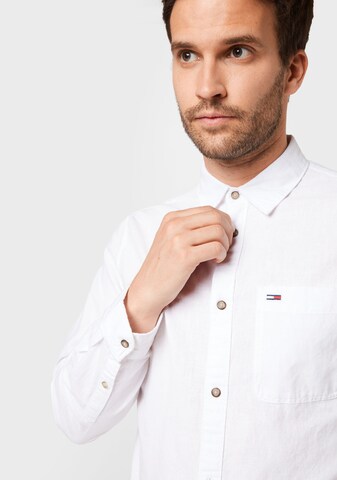 Tommy Jeans - Ajuste regular Camisa en blanco