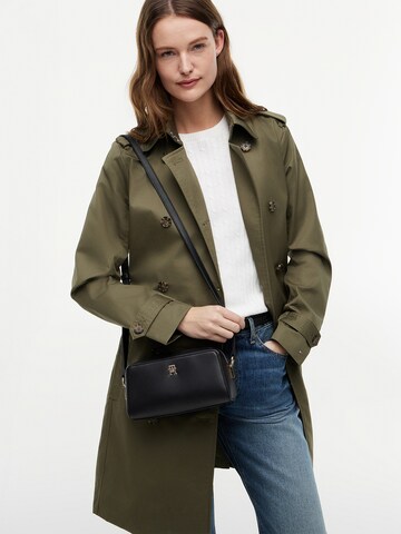 juoda TOMMY HILFIGER Rankinė su ilgu dirželiu 'Grace'