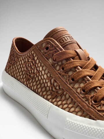 GUESS Sneaker 'CAREY2' in Braun