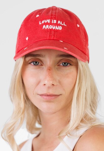Kleinigkeit - Boné 'Love Is All Around' em vermelho