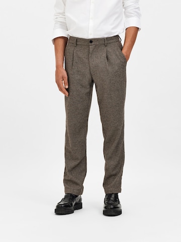 SELECTED HOMME Regular Pleat-Front Pants 'Troy' in Brown: front