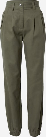 Guido Maria Kretschmer Women Tapered Pleat-Front Pants 'Nicola' in Green: front