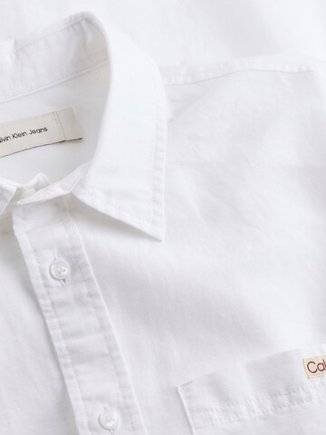 Coupe regular Chemise Calvin Klein Jeans en blanc