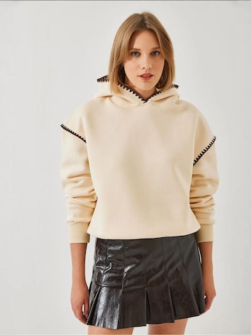 Felpa di Bianco Lucci in beige: frontale