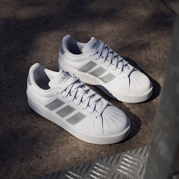 Baskets basses ADIDAS SPORTSWEAR en blanc