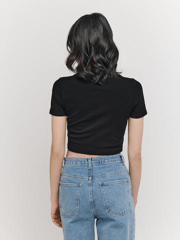 UNFOLLOWED x ABOUT YOU Shirt 'GIRLFRIEND' in Black: back