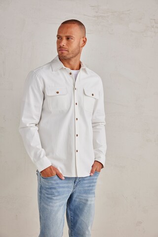 Coupe regular Chemise JOHN DEVIN en blanc