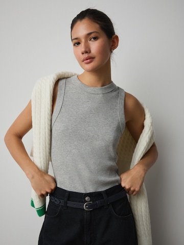 Next Топ в сиво