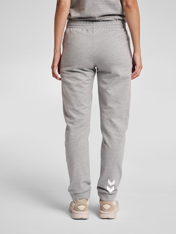 Hummel Tapered Sporthose in Grau