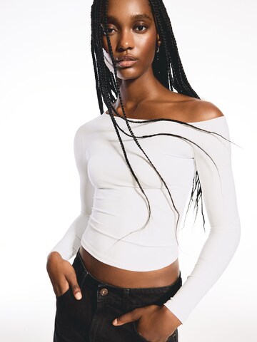 T-shirt Bershka en blanc : devant