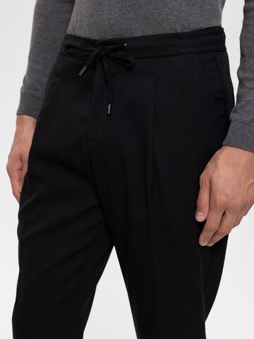 Regular Pantalon à plis Antioch en noir