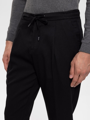 regular Pantaloni con piega frontale di Antioch in nero