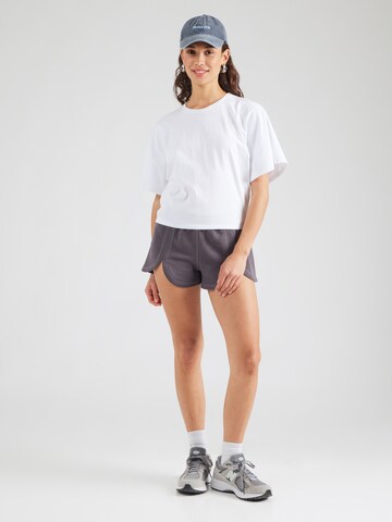 T-shirt 'Lia' ABOUT YOU en blanc