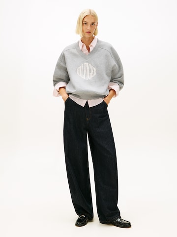 TOMMY HILFIGER - Sweatshirt 'VARSITY ' em cinzento