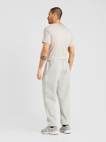 Effilé Pantalon 'Essentials' new balance en gris