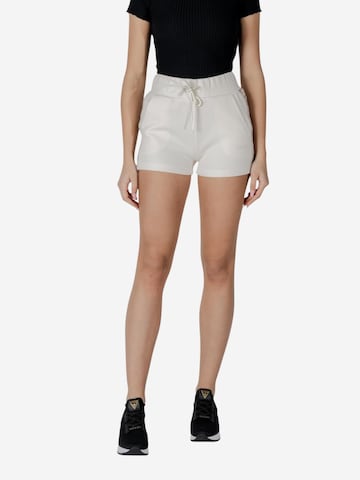 Slimfit Pantaloni sportivi 'BRITNEY V3GD13 KB3P2' di GUESS in beige: frontale