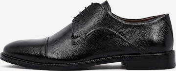 Chaussure à lacets Derimod en noir : devant