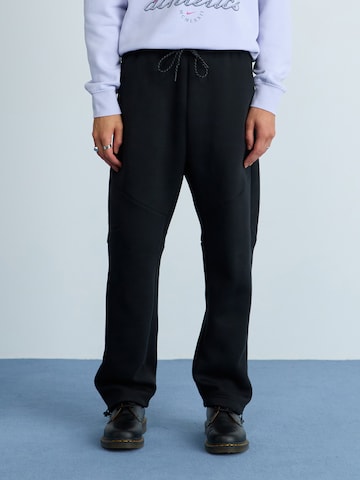 Regular Pantaloni 'Tech Flc' de la Nike Sportswear pe negru: față