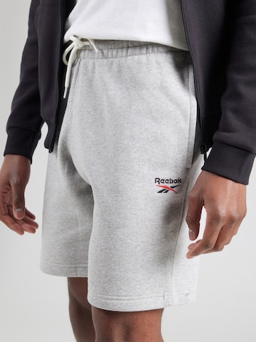Reebok Štandardný strih Športové nohavice - Sivá