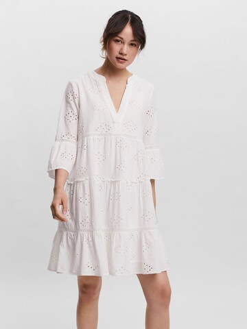 Vero Moda Petite Kjole 'DICTHE' i hvid: forside
