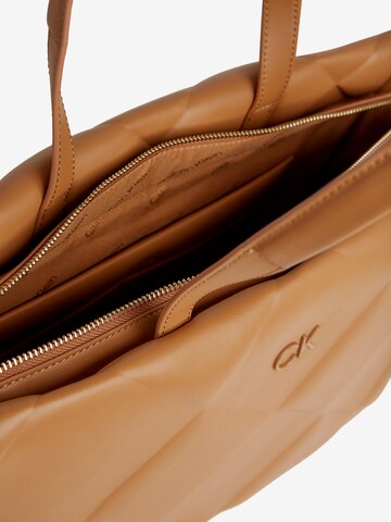 Calvin Klein Shopper in Brown