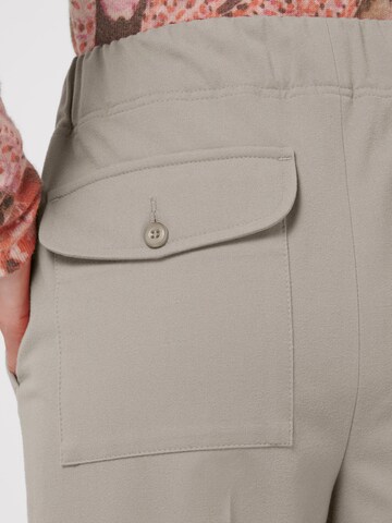 MADELEINE Regular Hose in Grau