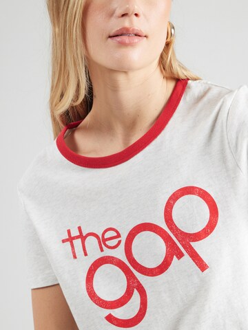 Tricou de la GAP pe gri