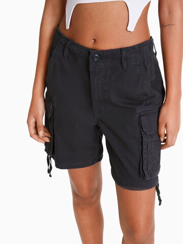 Bershka Regular Shorts in Schwarz