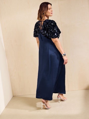 Rochie de seară de la Friends Like These pe albastru