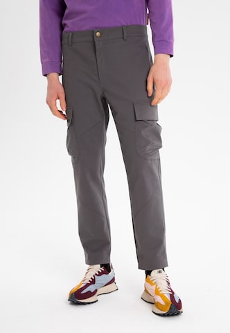 ET Nos Tapered Cargo Pants in Grey: front