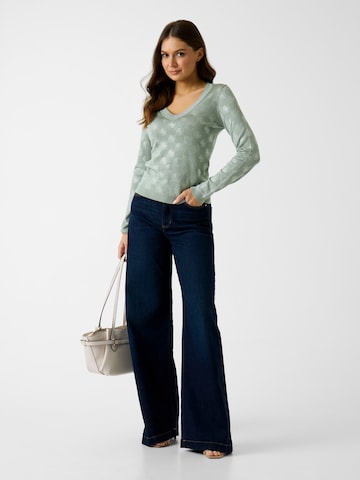 Pulover 'ROSIE' de la GUESS pe verde: față