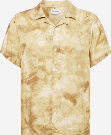 Coupe regular Chemise WEEKDAY en beige : devant