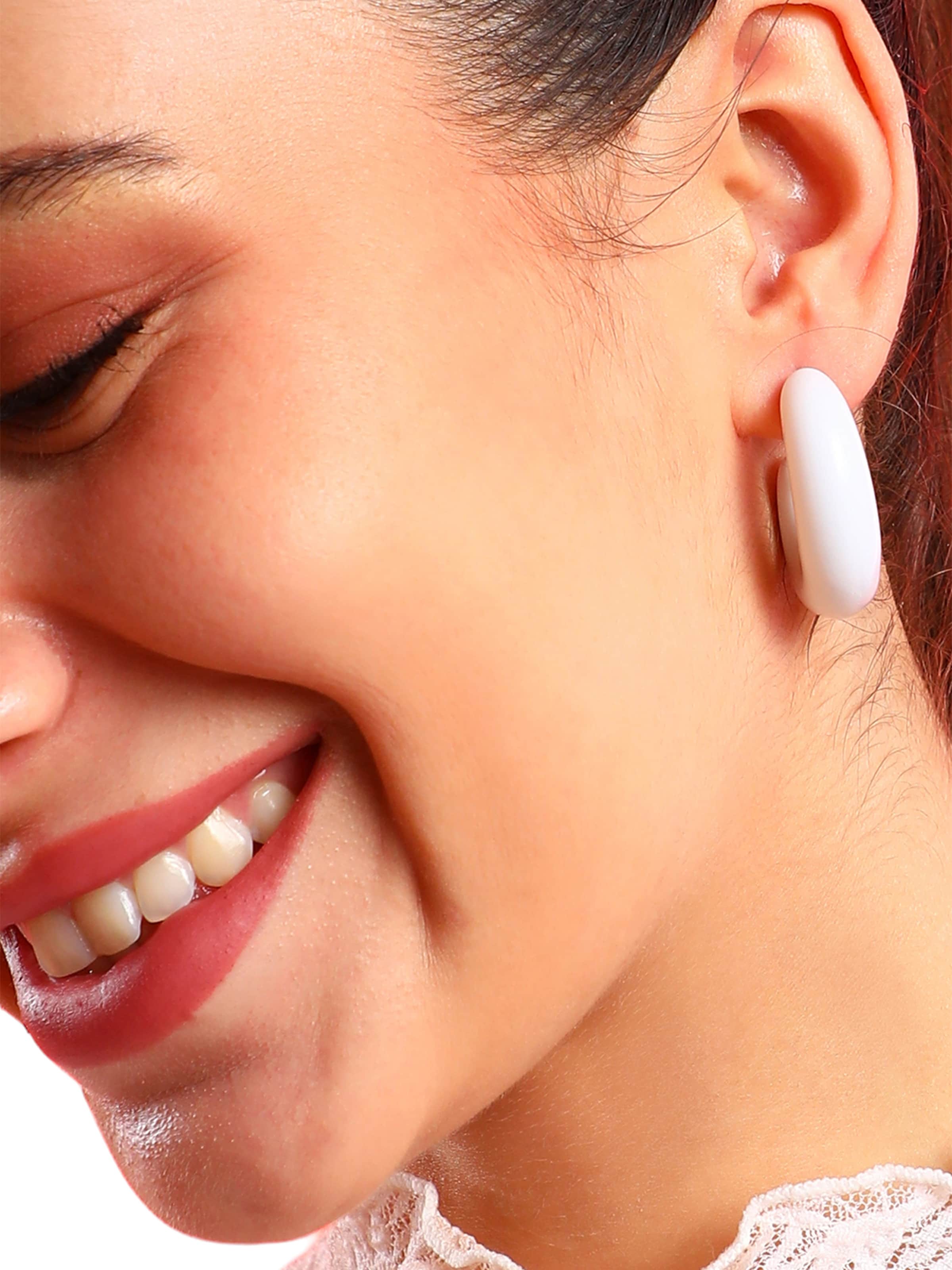 balta SOHI Auskarai 'Vinna': priekis