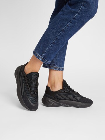 ADIDAS ORIGINALS - Zapatillas deportivas bajas 'Ozelia' en negro: frente