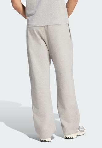 ADIDAS ORIGINALS - Loosefit Calças de desporto 'Trefoil Essentials' em cinzento