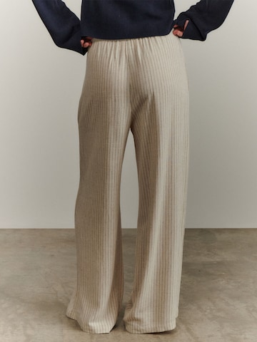 ABOUT YOU x Marie von Behrens - Pierna ancha Pantalón 'Mara' en beige