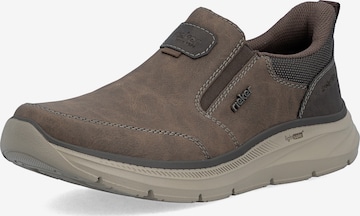 Chaussure basse Rieker en marron : devant