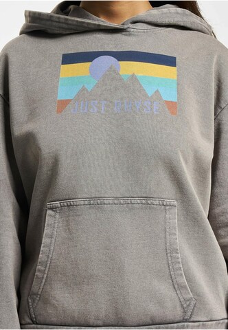 Sweat-shirt 'Mountainside' Just Rhyse en gris