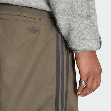 ADIDAS ORIGINALS Loosefit Kalhoty '3 STRIPES PLEATED' – hnědá