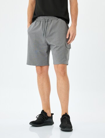 Koton Regular Shorts in Grau: Vorderseite