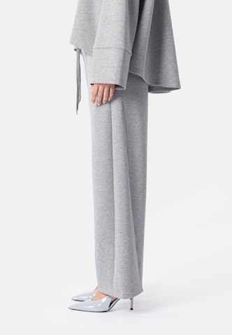 Wide leg Pantaloni 'Reena' di Elias Rumelis in grigio