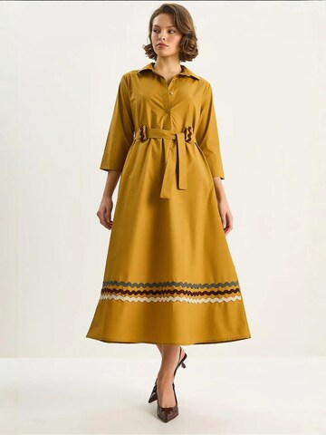 Bianco Lucci - Vestidos camiseiros em amarelo: frente