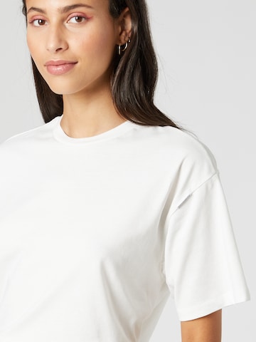 Hoermanseder x About You - Camiseta 'Linn' en blanco