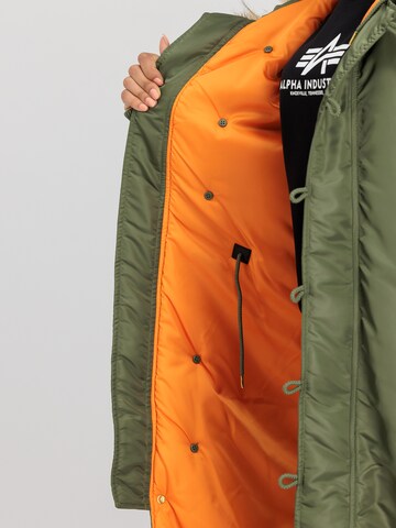 Parka de iarnă de la ALPHA INDUSTRIES pe verde