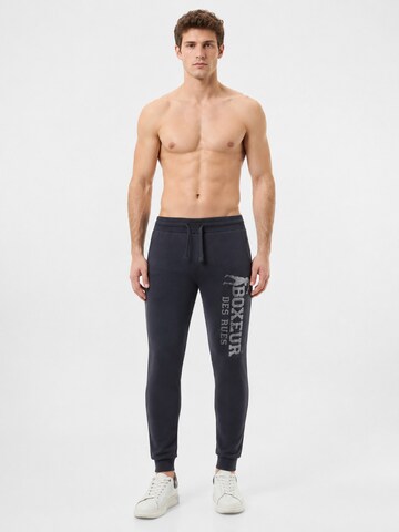 Boxeur des Rues - regular Pantalón deportivo 'Herren Jogginghose Boxeur des Rues mit Kordelzug und Bündchen, Anthrazit, Metallisches vertikales Logo, Baumwolle' en gris
