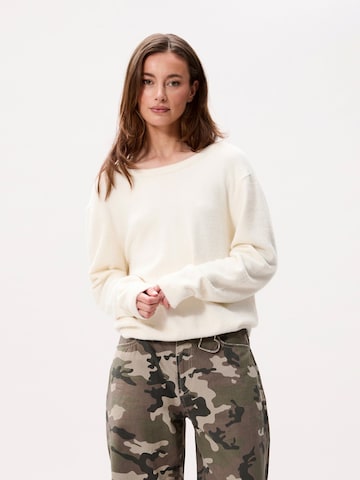 Marvé Amsterdam Gebreide top 'Sweater with Vneck' in Wit
