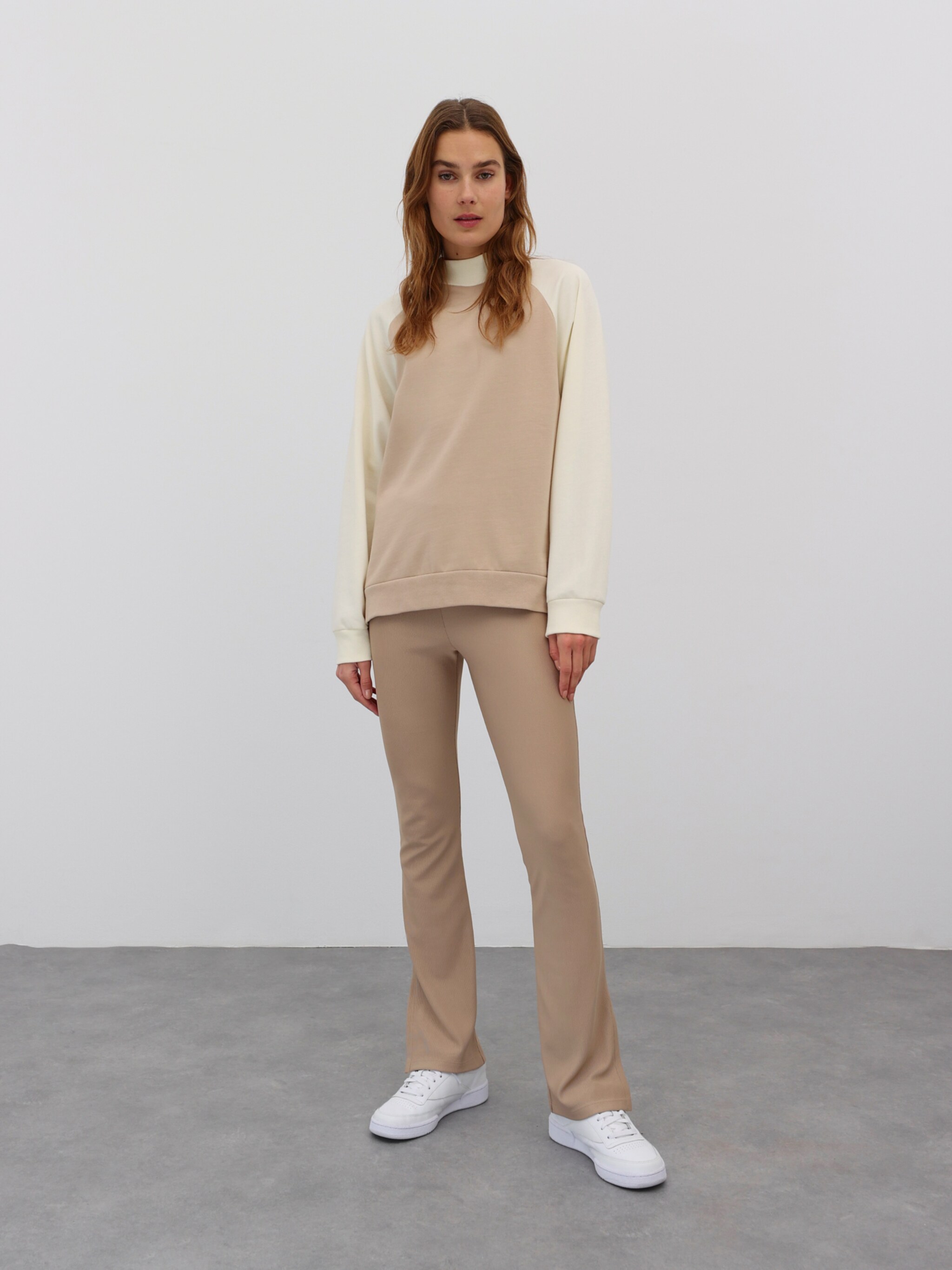 EDITED Produits Sweat-shirt 'Birthe' beige foncé