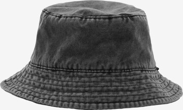 Pull&Bear Hat in Black: front