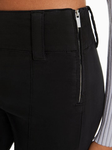 Bershka Bootcut Kalhoty – černá